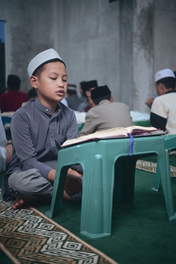 FOTO: santri menghafal di halaqoh pagi